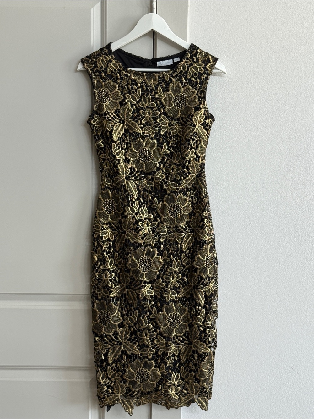 NEW YORK & COMPANY - Sleeveless Black & Gold Lace Sheath Dress - Like New ✨ Sz 0